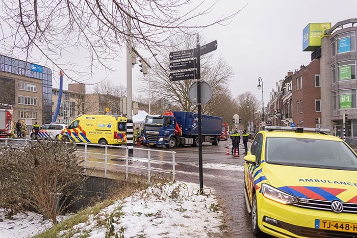 Zwaar ongeluk bij de Monicabrug in Utrecht: fietser komt onder vrachtwagen