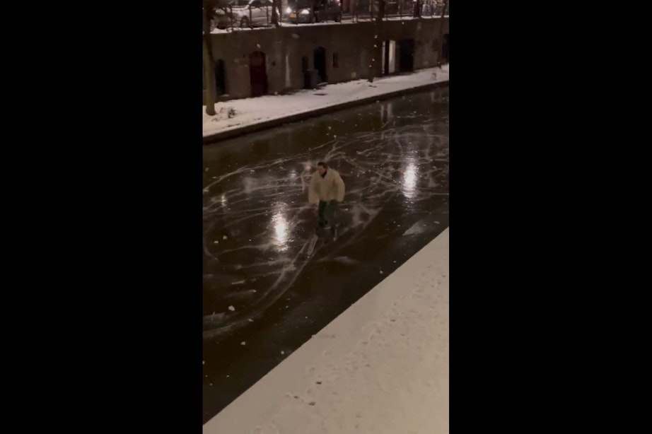 Schaatser zakt door het ijs op de Oudegracht in Utrecht: ‘Ik hoorde het ijs al hevig kraken’