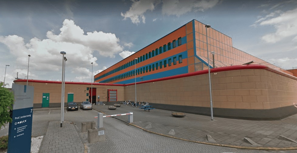 ‘Utrechtse tramschutter Gökmen T. steekt bewaarder van Rotterdamse gevangenis in gezicht en nek’