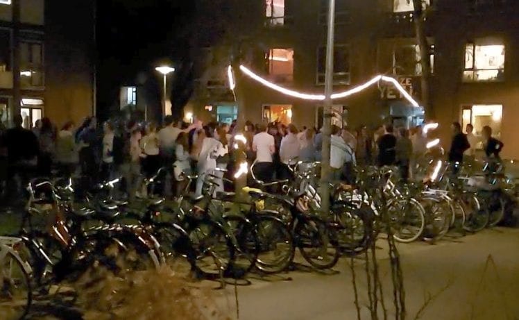 Feestgangers IBB slaan op de vlucht na aankomst politie Utrecht
