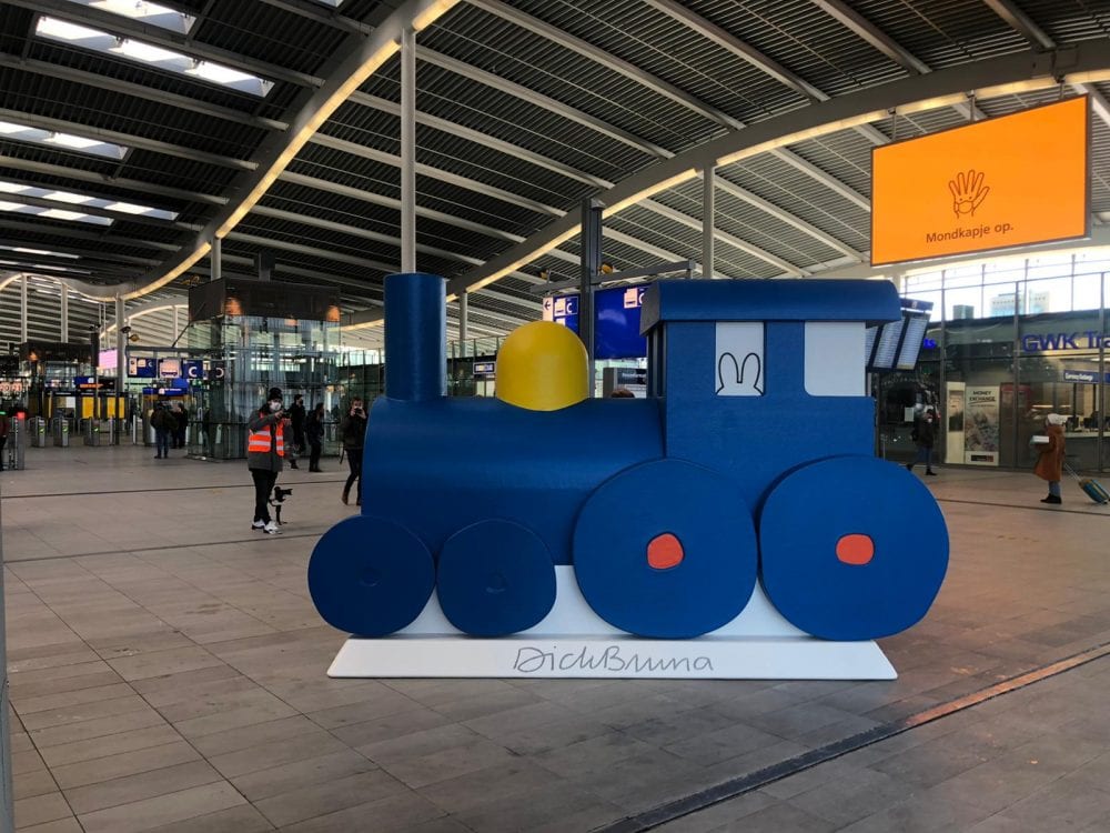 Evaluatie kooi Zoek machine optimalisatie Bijzondere blauwe trein gearriveerd op station Utrecht Centraal
