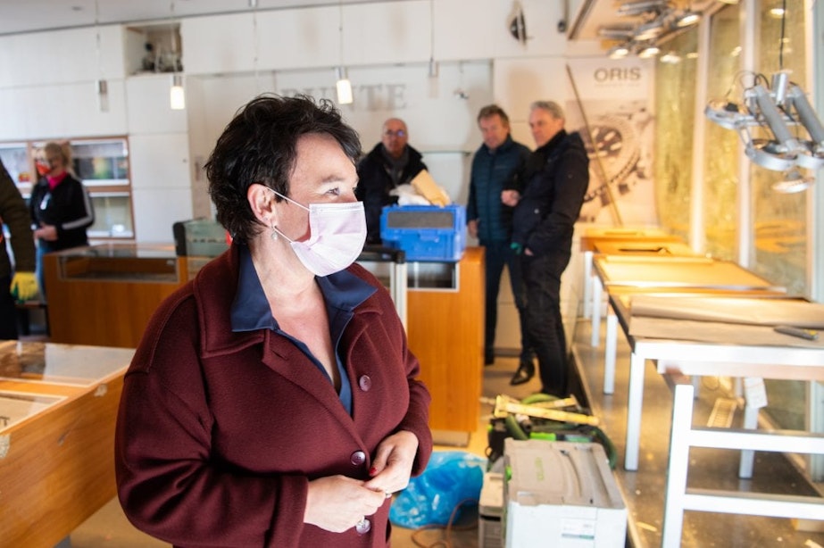 Burgemeester Dijksma bezoekt getroffen ondernemers plofkraak: ‘Het is een megaklap geweest’
