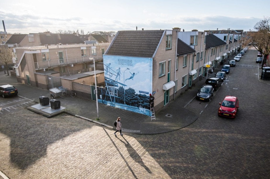 Het Noorderbad in Utrecht komt tot leven op nieuwe muurschildering