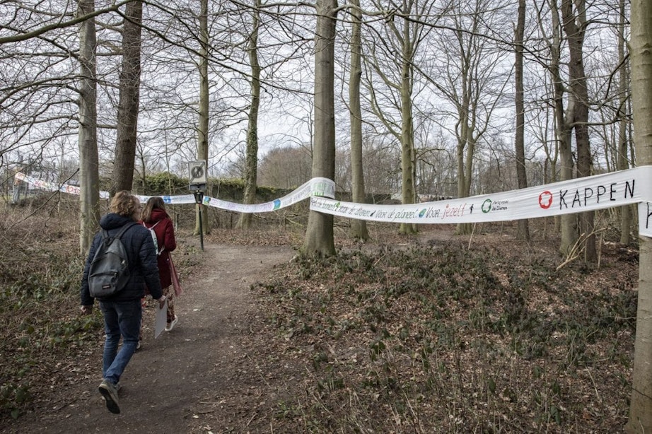 Foto’s: Spandoek van honderden meters opgehangen in Amelisweerd bij Utrecht