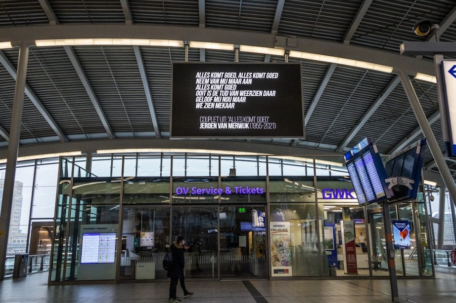 Overleden Jeroen van Merwijk geëerd met eigen liedtekst in stationshal Utrecht Centraal
