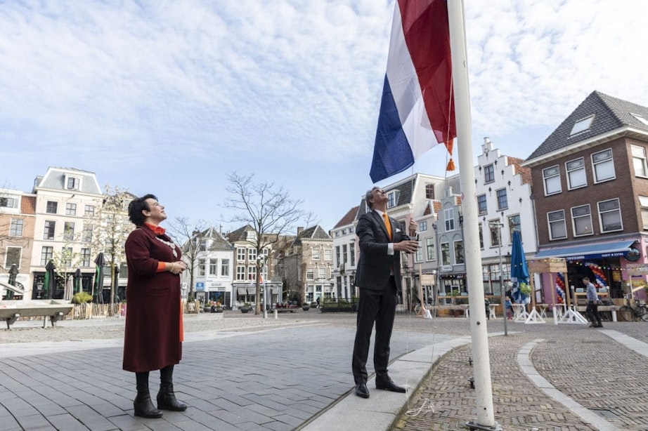 Koningsdag van start: Utrechtse burgemeester Sharon Dijksma hijst nationale vlag