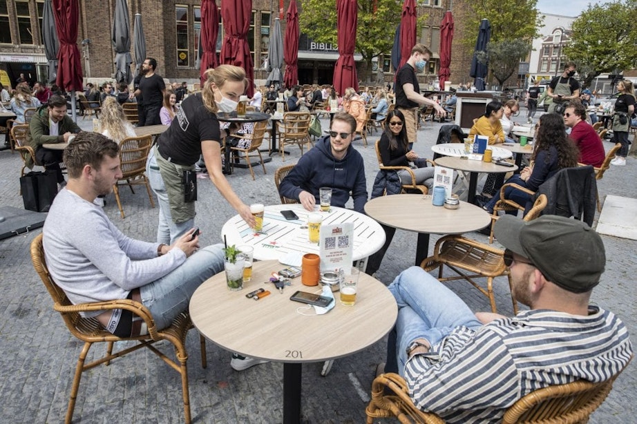 Utrechtse terrassen weer geopend: ‘We bestellen eerst koffie, maar direct daarna een biertje’