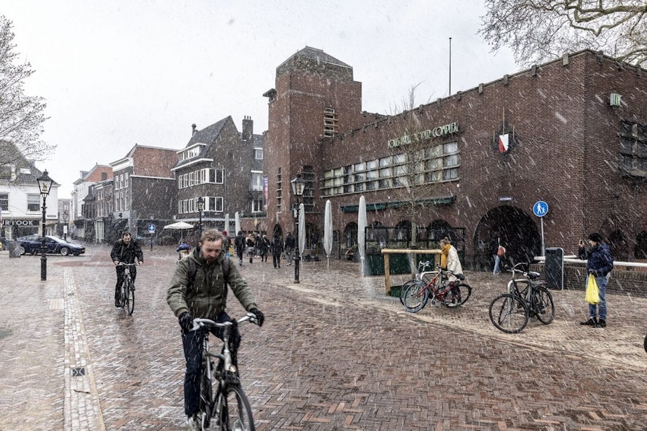 Het sneeuwt in Utrecht op tweede paasdag