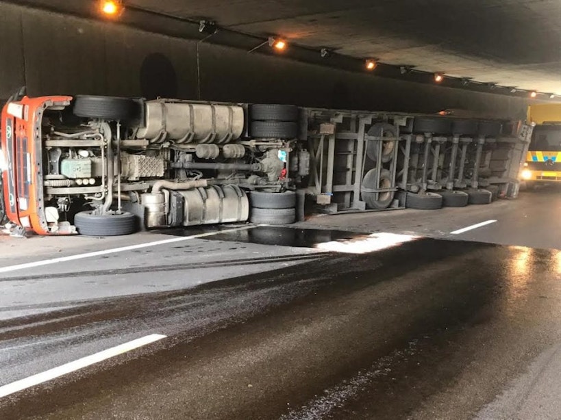 Ongeluk met gekantelde vrachtwagen op A28 bij het knooppunt Rijnsweerd zorgt nog uren voor problemen