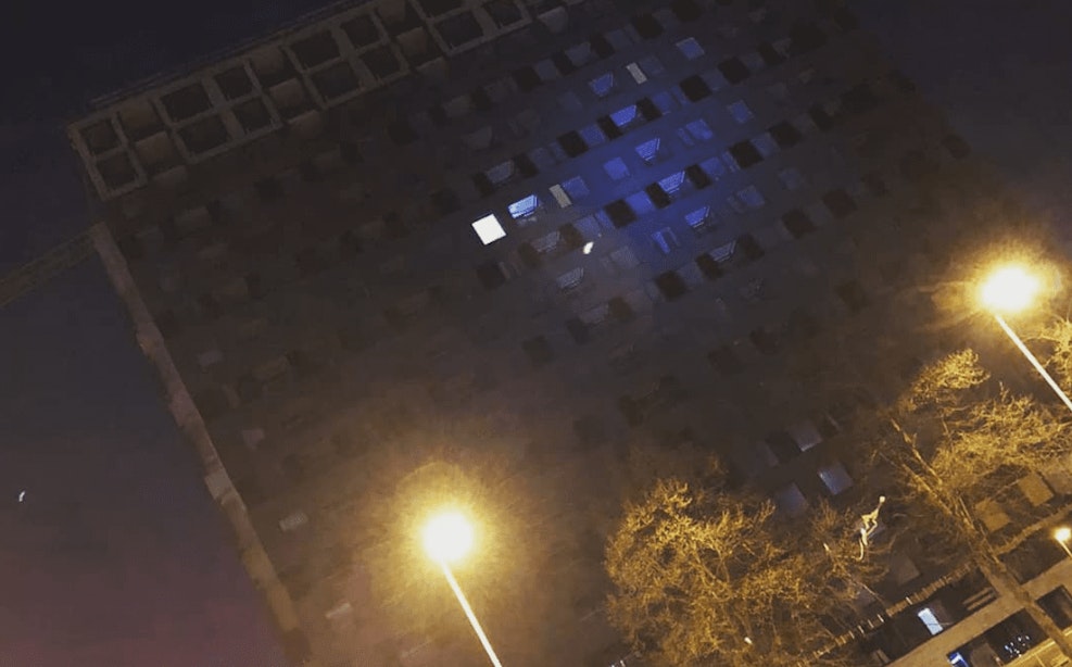 Basejumper springt van gebouw aan Gerbrandystraat in Utrecht