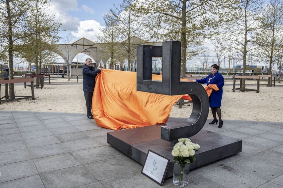 Burgemeester Sharon Dijksma onthult 4 en 5 mei monument op Berlijnplein