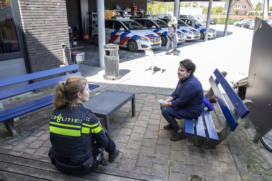 Burgemeester Dijksma lost belofte van oud en nieuw in en gaat in gesprek met politieagent in Leidsche Rijn