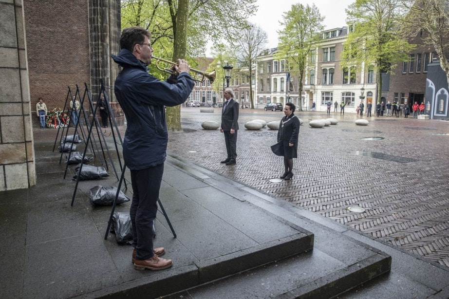 Burgemeester Dijksma legt samen met Klaas Taselaar krans bij het verzetsmonument