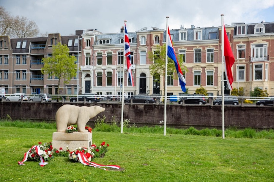Loco-burgemeester legt bloemen voor herdenking bevrijding Utrecht