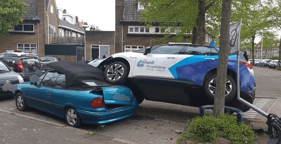 Lesauto belandt bovenop geparkeerde cabrio in Utrechtse Hunzestraat