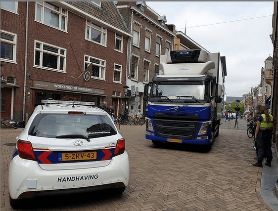 Te zware vrachtwagen rijdt tegen verkeer in op Plompetorengracht en beschadigt daarbij geparkeerde BMW