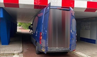 Ondanks extra maatregelen rijdt chauffeur zich weer klem onder viaduct Prins Hendriklaan