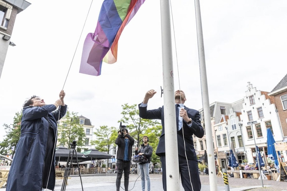 Gemeente Utrecht hijst regenboogvlag als protest tegen besluit UEFA