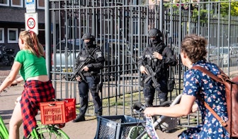 Zwaarbewapende agenten beveiligen rechtbank Utrecht