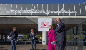 Wethouders onthullen logo van 900ste verjaardag van Utrecht op station Zuilen