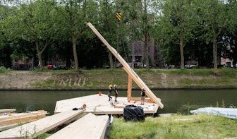 Bijzonder drijvend houten kunstwerk in de singel in Utrecht in aanbouw