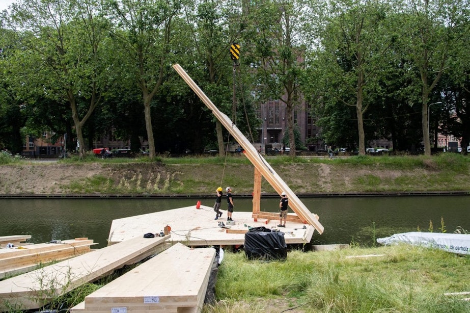 Bijzonder drijvend houten kunstwerk in de singel in Utrecht in aanbouw