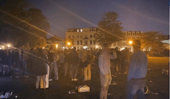 Grote groep feestvierders in Utrechts Park Lepelenburg; politie veegt park leeg
