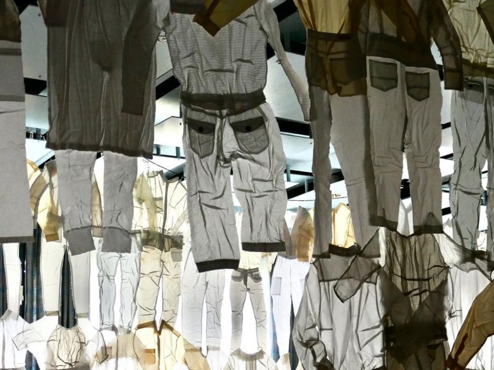 Oneffenheden alleen Relativiteitstheorie Tentoonstelling van afgedankte witte kleding in de Domkerk