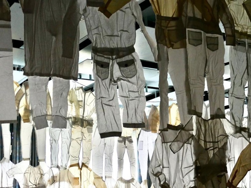 Tentoonstelling van afgedankte witte kleding in de Domkerk