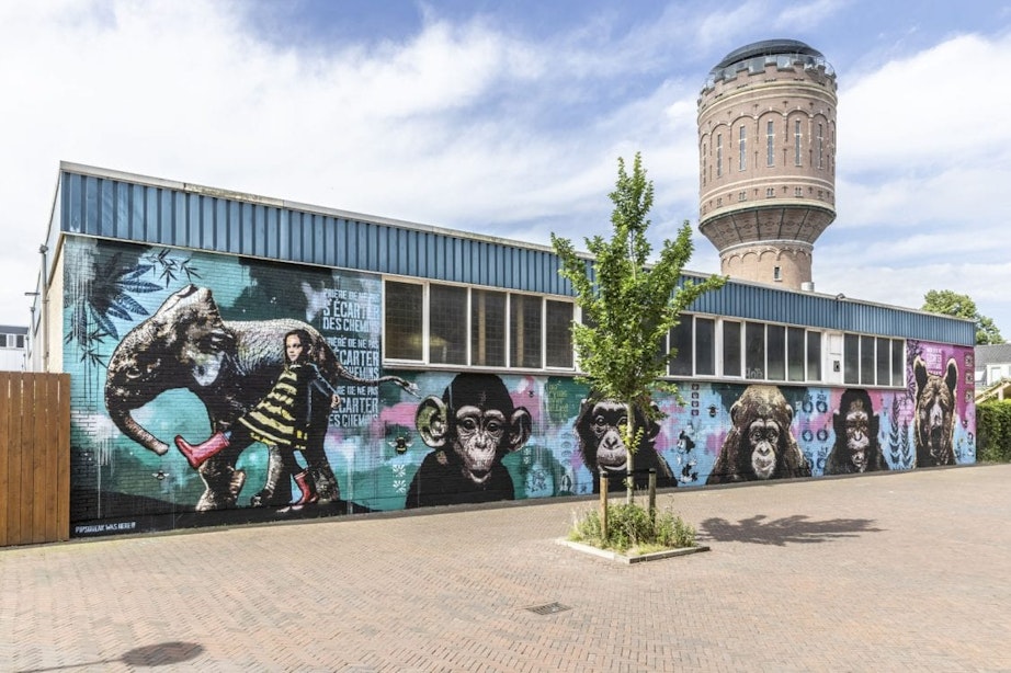 Nieuwe muurschildering op buitenmuur LE:EN doet denken aan werk van Banksy