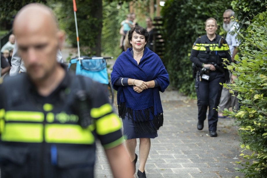 Burgemeester brengt bezoek aan Geuzenwijk en belooft iets te doen aan de overlast