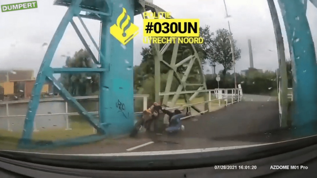 Video: bestuurder crossmotor glijdt onderuit na achtervolging door Zuilen