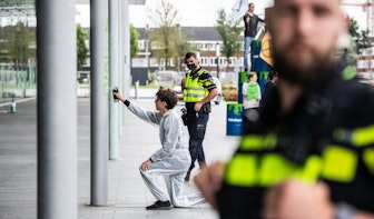 Drie arrestaties nadat klimaatactivisten teksten spuiten op gevel van Rabobank in Utrecht