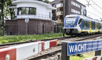 Op bezoek bij Mevrouw Peer in het monumentale seinhuis: ‘Sommige gasten komen vooral om lekker naar ons gekwebbel te luisteren’