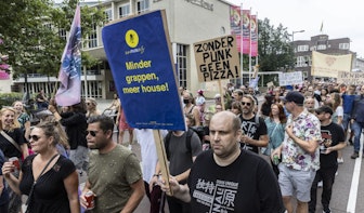 Feestelijke protestmars trekt door Utrecht; duizenden mensen op de been