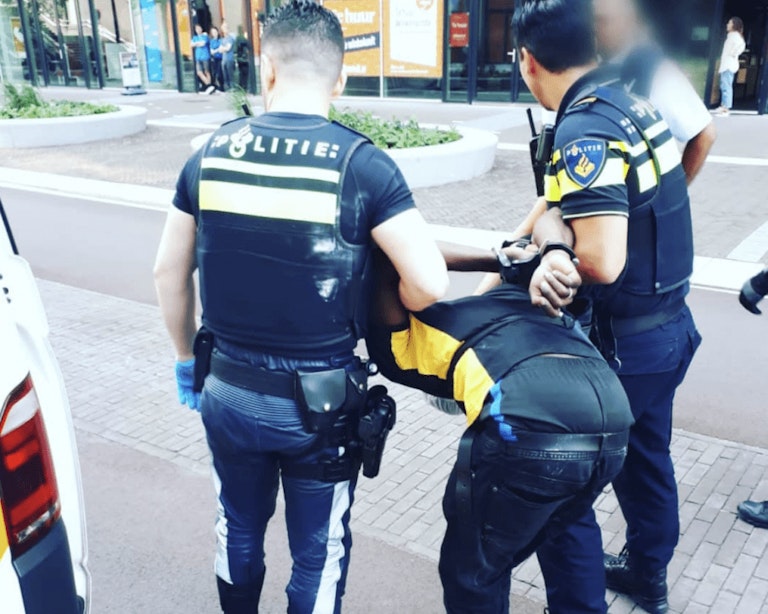 Politieagent raakt gewond bij aanhouding van agressieve winkeldief in Utrecht