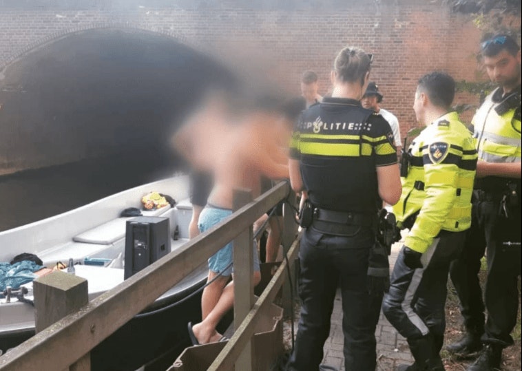 Dronken jongeren in bootje zetten Utrechtse grachten op stelten