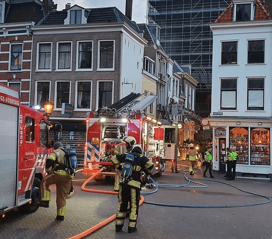 Vijf mensen door brandweer uit woning gered aan Utrechtse Servetstraat