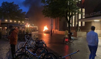 Auto staat in lichterlaaie aan de Neude in Utrecht; meerdere knallen te horen