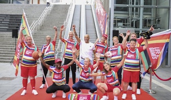 Nederlands team voor European Life Goals Games presenteert kleurrijke tenues op roltrappen Jaarbeursplein