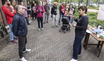 Lilianne Ploumen (PvdA) spreekt met bewoners Croeselaan die mogelijk verplicht moeten verhuizen