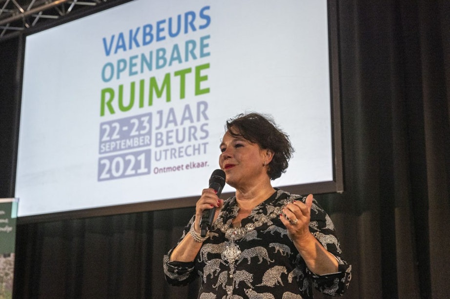 Burgemeester Dijksma opent eerste grote beurs in Utrechtse Jaarbeurs sinds begin corona