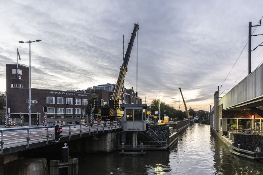 Flinke operatie bij Kruisvaart in Utrecht; drie brugdelen moesten eruit voor passerende woonboten