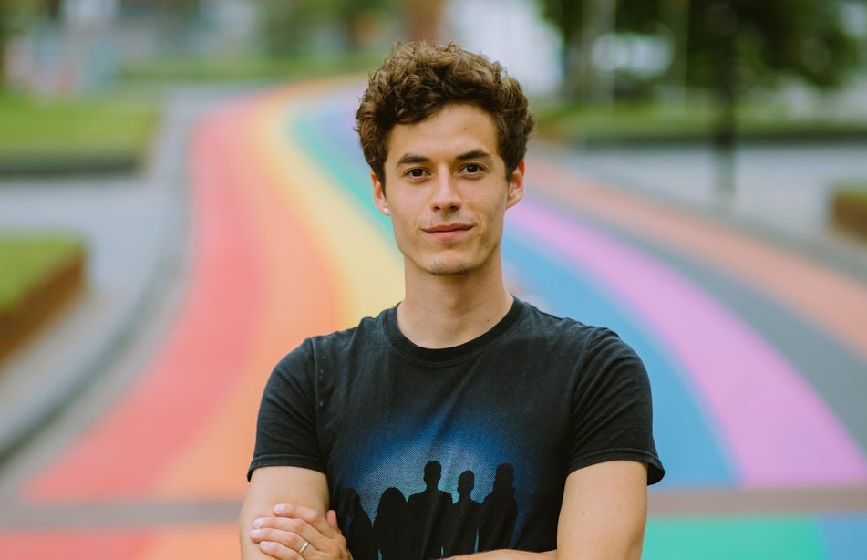 Utrecht volgens bedenker regenboogfietspad Elias van Mourik: ‘Studenten verdienen meer kleur’