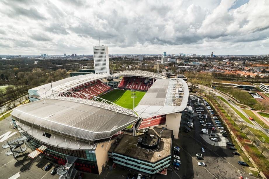 Utrecht onderzoekt of verlichting van Stadion Galgenwaard voldoet aan de regels