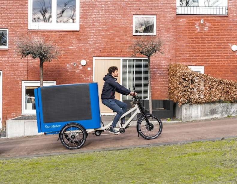 Monteurs in Utrecht op pad met nieuwste bakfiets; eentje met eigen zonnepanelen