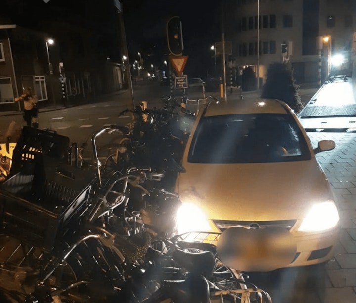 Dronken automobilist parkeert auto in fietsenstalling op de Gansstraat