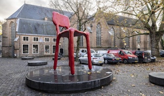 Vier meter hoge stoel van klei op sokkel naast Centraal Museum in Utrecht