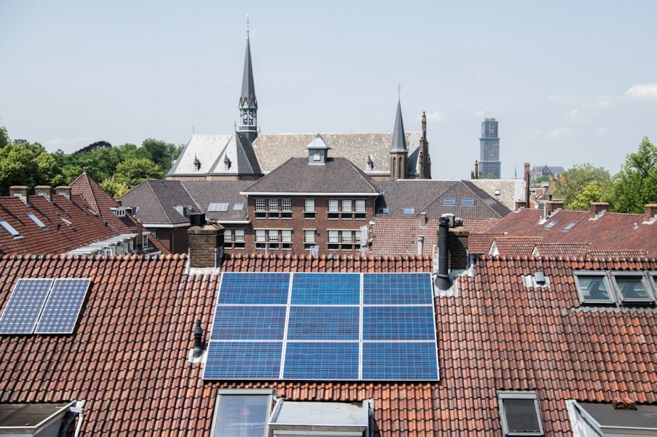 Op bijna een kwart van alle Utrechtse daken liggen zonnepanelen; verschil per wijk is echter groot