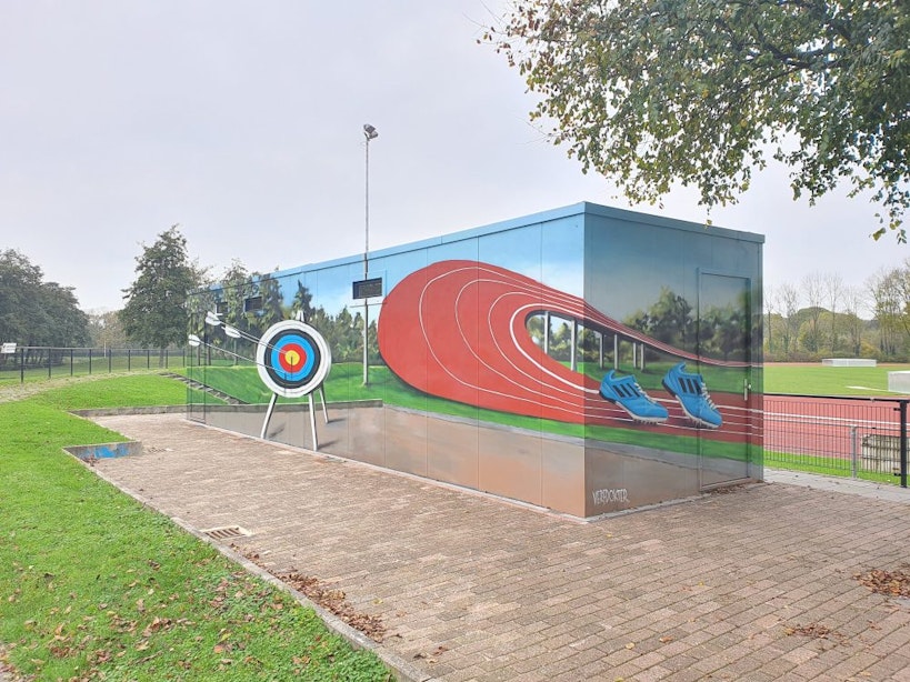 Verfdokter maakt optische illusie bij Atletiekbaan Overvecht in Utrecht